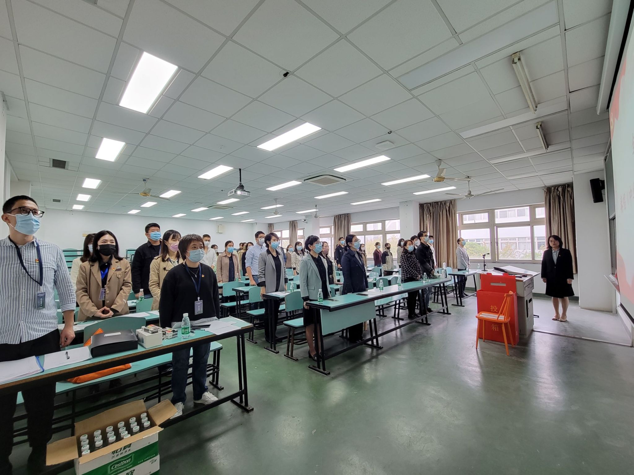 1-1. 起立唱国歌.jpg