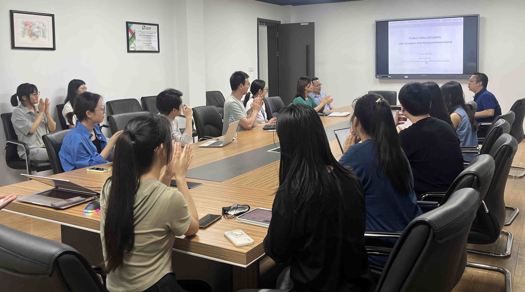 悉尼工商学院特邀华中科技大学关旭教授开设学术讲座.jpg 悉尼工商学院特邀华中科技大学关旭教授开设学术讲座.jpg