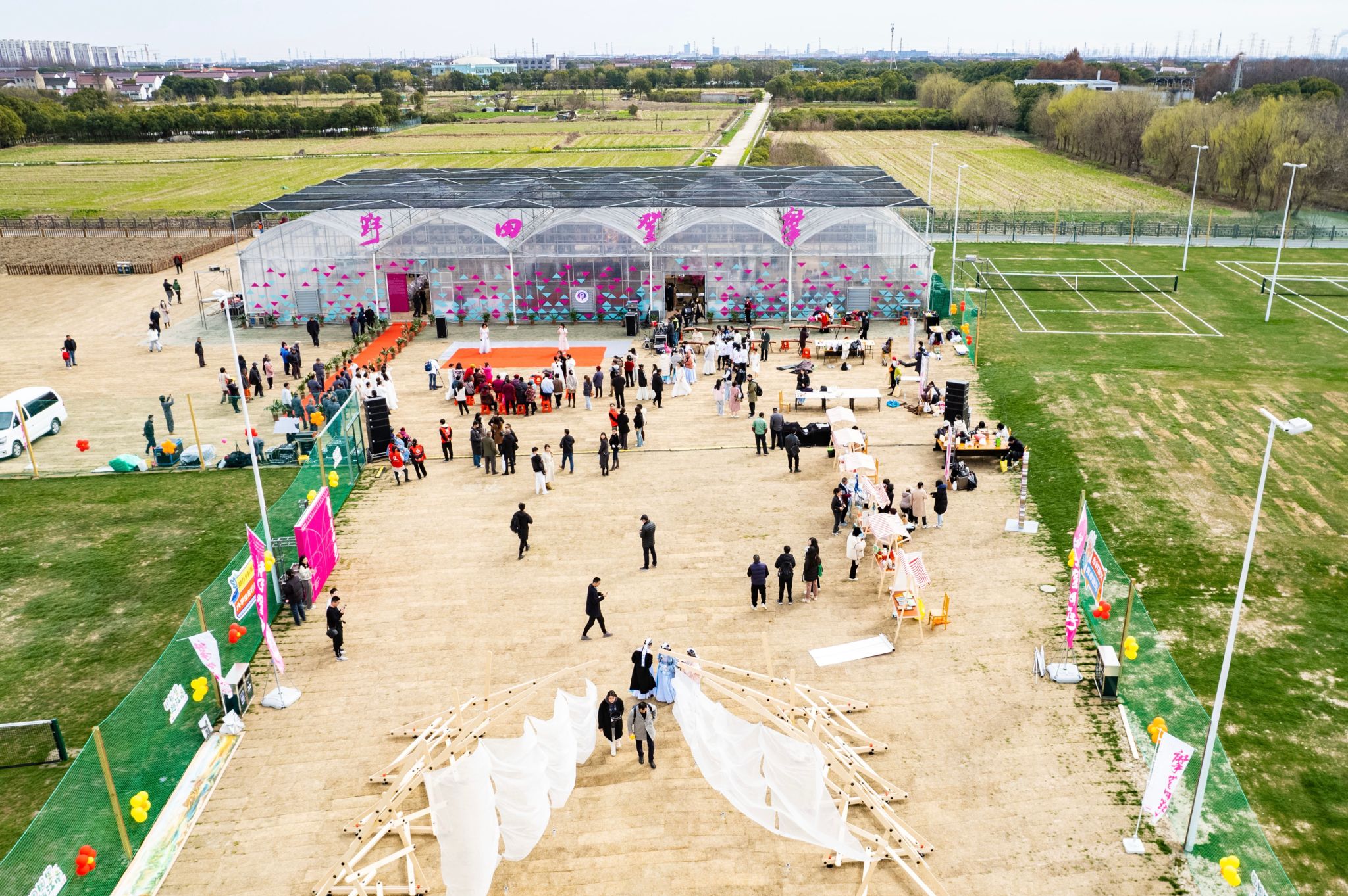 摩登田野上的大棚美术馆.jpg 摩登田野上的大棚美术馆.jpg